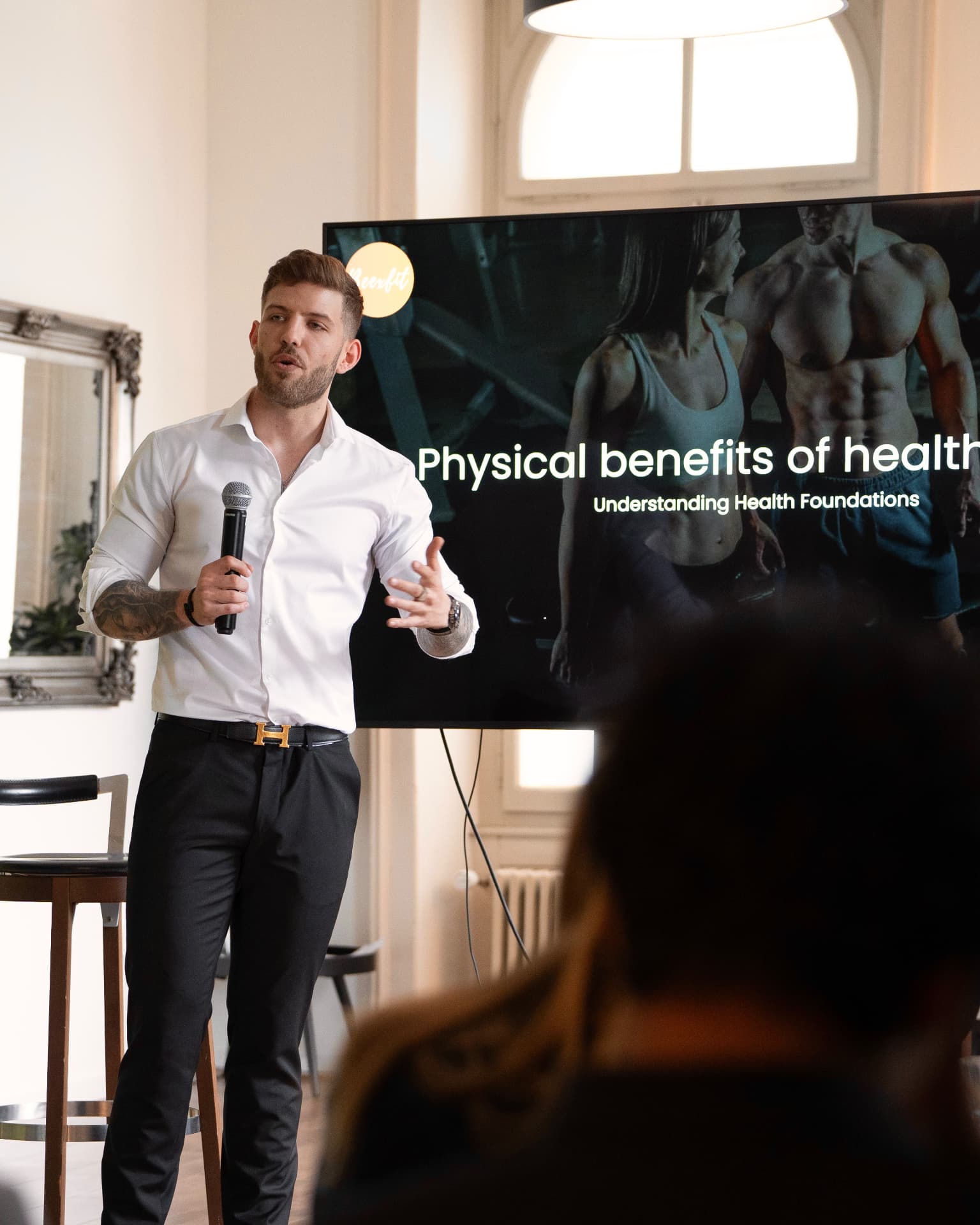 Formateur Beexfit Academy présentant les fondements de la santé